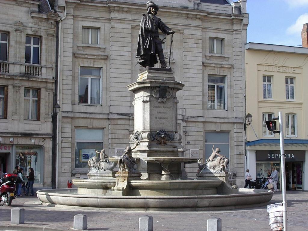 Budget Appart Avec Parking Au Centre-Ville Charleville-Mézières Esterno foto
